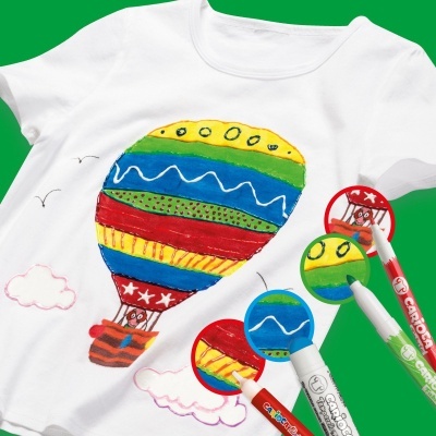 T-shirt branca com estampado colorido de balão de ar quente e marcadores coloridos
