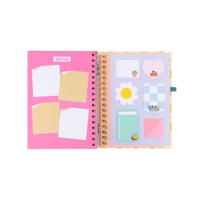 Caderno espiral com notas adesivas coloridas em páginas interiores