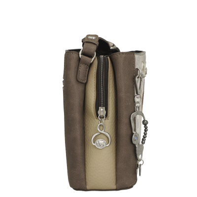 Mochila castanha e bege vista de lado com fecho de correr e chaveiro prateado