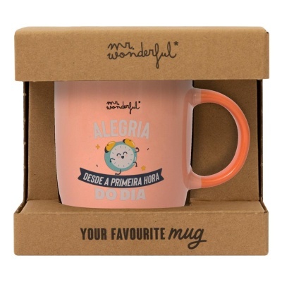 Caneca rosa com desenho de despertador e texto em caixa de cartão castanho