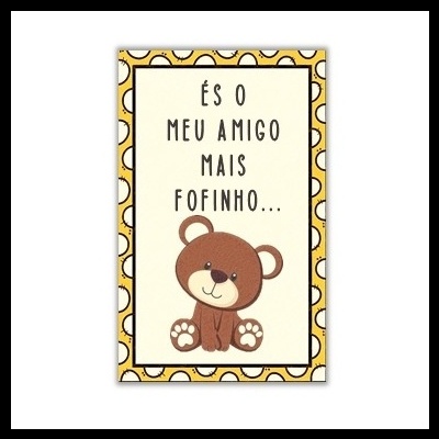 Cartão amarelo com padrão e desenho de urso com texto em português.
