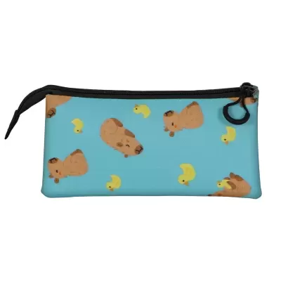 Estojo azul claro com padrão de patos amarelos e castores castanhos