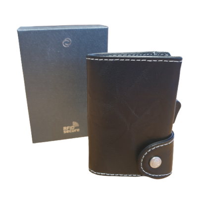 Carteira de couro preta com caixa preta atrás