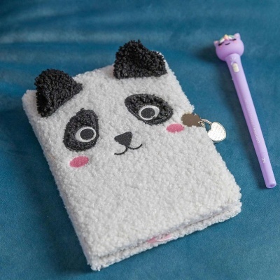 Caderno com capa felpuda com desenho de panda e caneta lilás com topo de gato unicórnio