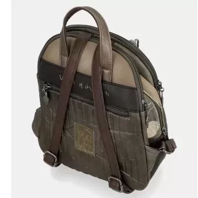 Mochila castanha e bege com alças castanhas e bolso frontal de fecho