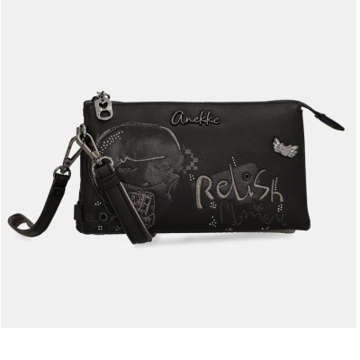Bolsa preta com desenho e texto Anekke em fundo cinza claro