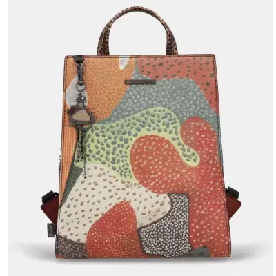Mochila colorida com padrão abstrato e pendente decorativo