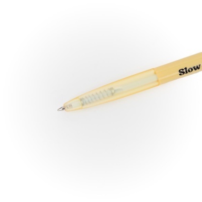 Caneta amarela translúcida com a palavra Slow