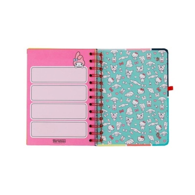 Caderno espiral aberto com personagens da Hello Kitty e amigos e etiquetas para escrita.