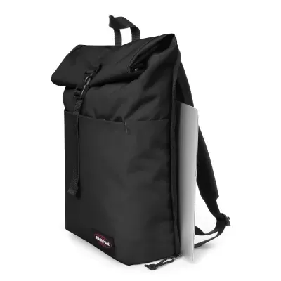 Mochila preta com bolso lateral e computador portátil prateado