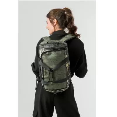mochila verde com padrão gráfico e detalhes em camuflado vista de costas