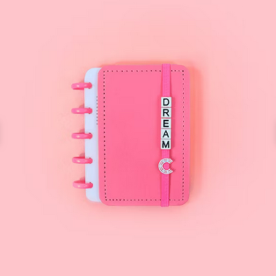 Caderno rosa com argolas e elástico com letras DREAM