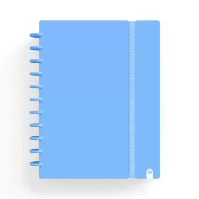 Caderno azul com argolas plásticas e elástico azul