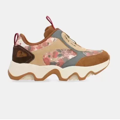 Ténis desportivo multicolor com padrões castanhos e bege