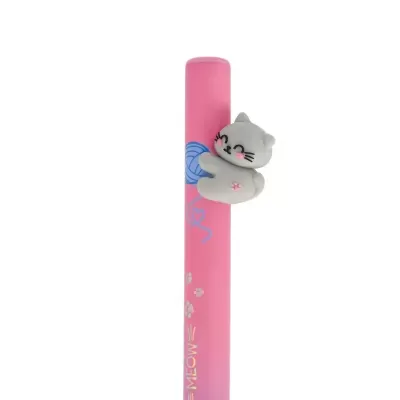 Caneta cor-de-rosa com figura de gato cinzento abraçando bola de lã