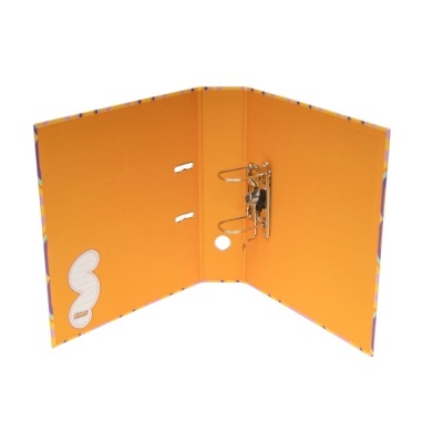 Pasta com argolas metálicas, interior laranja e padrão colorido nas bordas