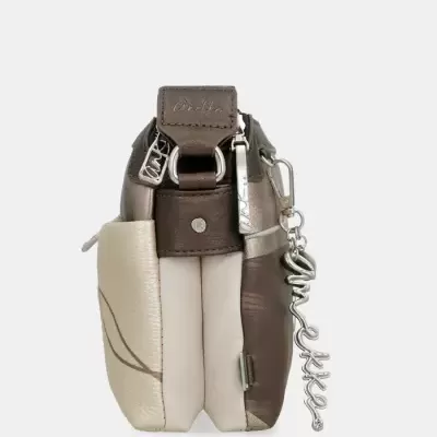 Mala pequena de tiracolo em couro sintético bege, castanho e cinza com pendente metálico com a palavra Desigual