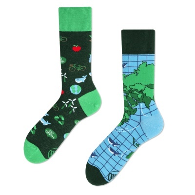 Par de meias coloridas com temas ambientais e geográficos