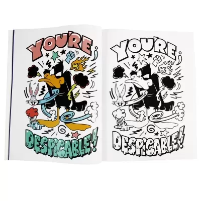 Livro aberto com ilustrações do Pato Lucas e texto YOURE DESPICABLE!