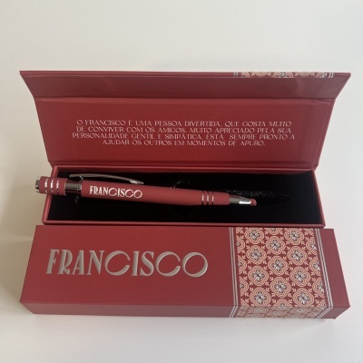 Caneta vermelha com nome FRANCISCO em caixa vermelha decorada