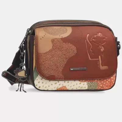 Mala de tiracolo castanha com padrão e pendente decorativo