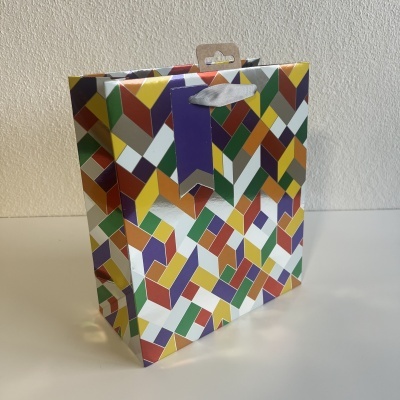 Saco de presente colorido em papel com padrão geométrico