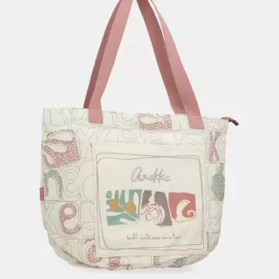 Mala de tecido creme com padrão de letras e bolso frontal decorado