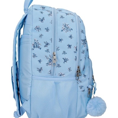 Mochila azul clara com padrão floral e bola de peluche azul