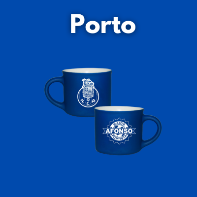 Duas canecas azuis com logos brancos e texto Porto no fundo azul