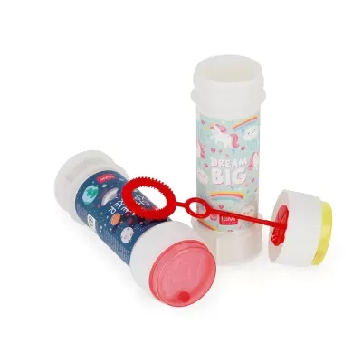 Recipientes de bolhas de sabão com rótulas coloridas e varinhas vermelhas.