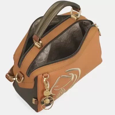 mala de mão castanha e verde-escura com zíperes abertos e pendente dourado