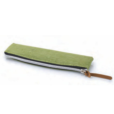 Estojo verde com fecho de correr e puxador castanho