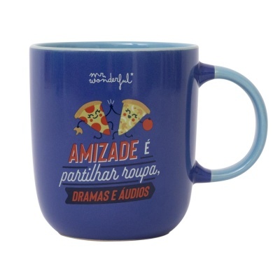 Caneca azul com ilustração de pizza e texto sobre amizade.