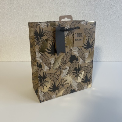 Saco de papel decorativo com padrão de folhas e etiqueta 100% RECICLÁVEL