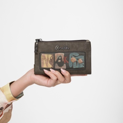 Carteira castanha escura com letras coloridas Anekke e mão segurando