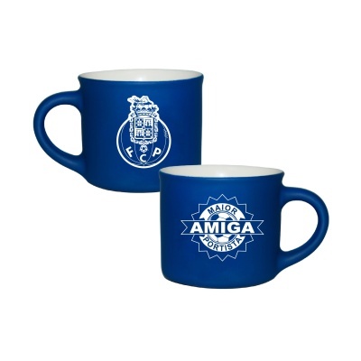 Dois copos azuis com emblemas e texto branco