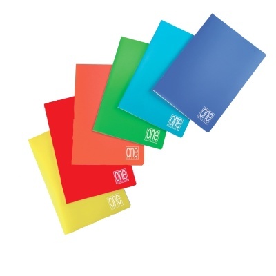 Seis cadernos coloridos empilhados, com texto 'one' em branco no canto inferior direito