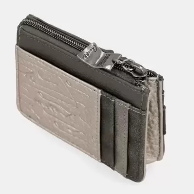 Carteira cinza e preta pequena com fecho metálico e bolsos para cartões