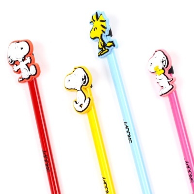 Conjunto de lápis coloridos com personagens Snoopy e Woodstock no topo