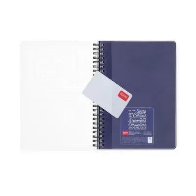 Caderno espiral azul com cartão branco e etiqueta vermelha sobre fundo branco.