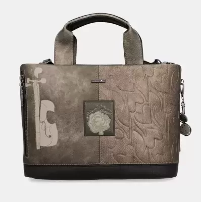 Mala cinza com desenho de violino e placa com rosto feminino, padrão texturizado e detalhes metálicos.
