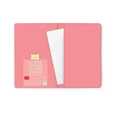 Caderno cor-de-rosa aberto com autocolante de urso amarelo e texto em inglês