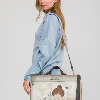 Mala de ombro Anekke bege, castanha e creme com ilustração e texto, com alça ajustável.