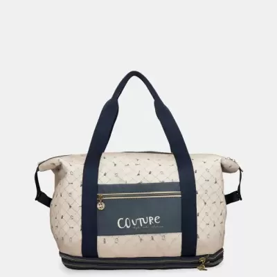 Mala de viagem bege com alças azuis escuras e bolso com texto Couture
