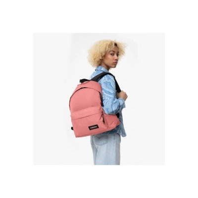 Mochila rosa EASTPAK com alças pretas usada por pessoa de camisa azul e calças de ganga