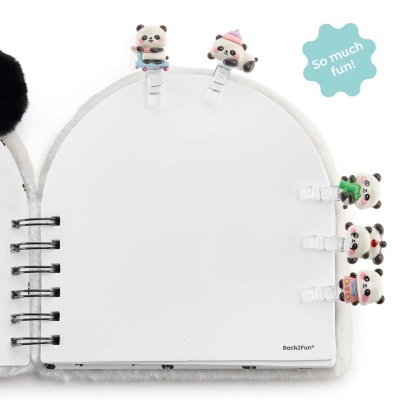 Agenda branca com capa de pelo e clips decorativos de pandas