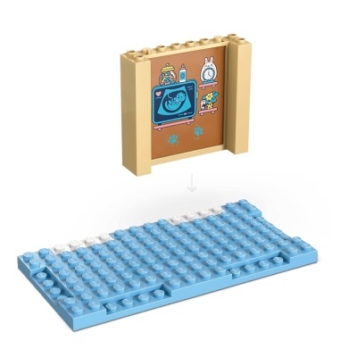 Peças de lego com base azul e parede bege com desenho de televisão e objetos coloridos