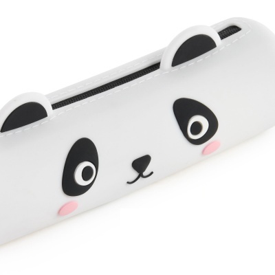 Estojo branco em forma de rosto de panda com detalhes a preto e rosa