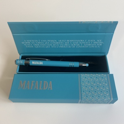 Caneta azul com nome Mafalda numa caixa azul e detalhes prateados