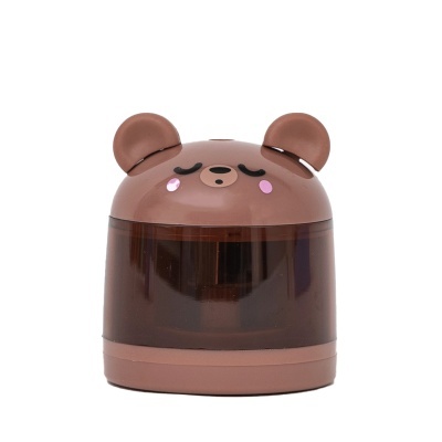 Apontador plástico castanho em forma de urso com olhos fechados e bochechas cor de rosa.